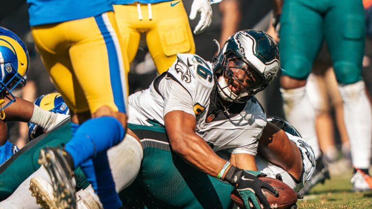 Saquon Barkley Exits Eagles-Giants Game With Groin Injury in Week 8